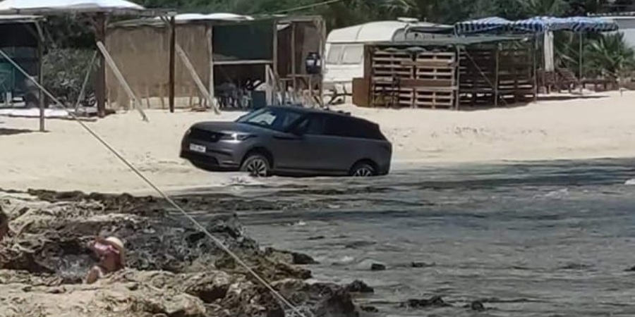 Η φωτογραφία που έγινε Viral - Αυτοκίνητο βρέθηκε σταθμευμένο μέσα στο Ποταμό Λιοπετρίου