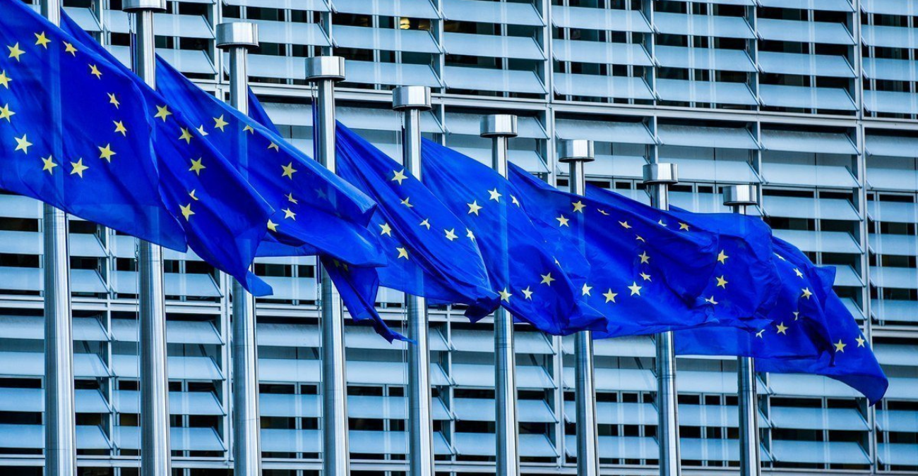 Κομισιόν: Ζητά από τα κράτη μέλη επίσπευση μέτρων για να πάρουν κονδύλια που απομένουν από RRF 