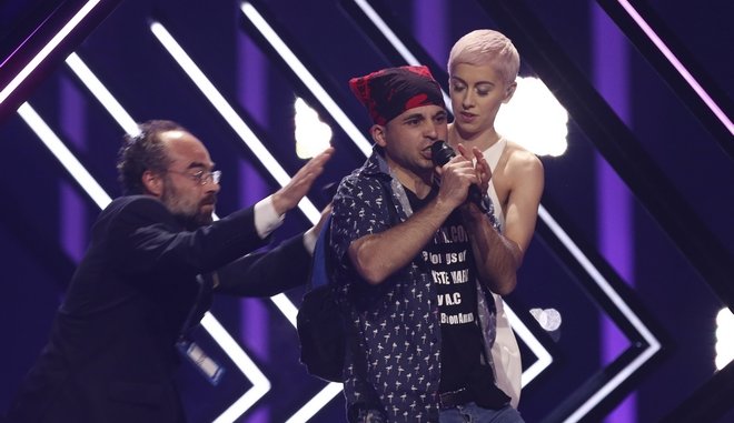 Eurovision: Άνδρας κλέβει live το μικρόφωνο από τη Βρετανίδα -VIDEO 