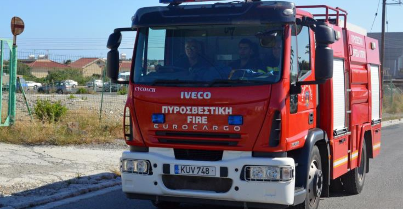 Συναγερμός στην Πάφο: Πυρκαγιά σε αποθηκευτικό χώρο - Χαρτοκιβώτια και ξύλινες παλέτες με ξενοδοχειακά υλικά έγιναν στάχτη 