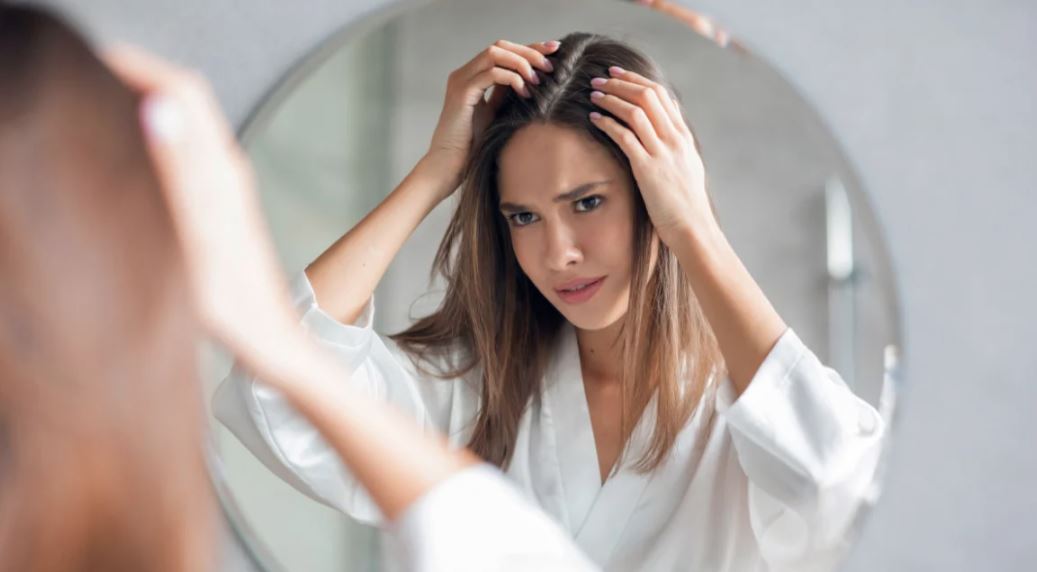 Μπορούμε να σώσουμε τα μαλλιά μας από τα σημάδια του χρόνου; Αντιμετωπίζοντας τις γκρίζες τρίχες και το φριζάρισμα