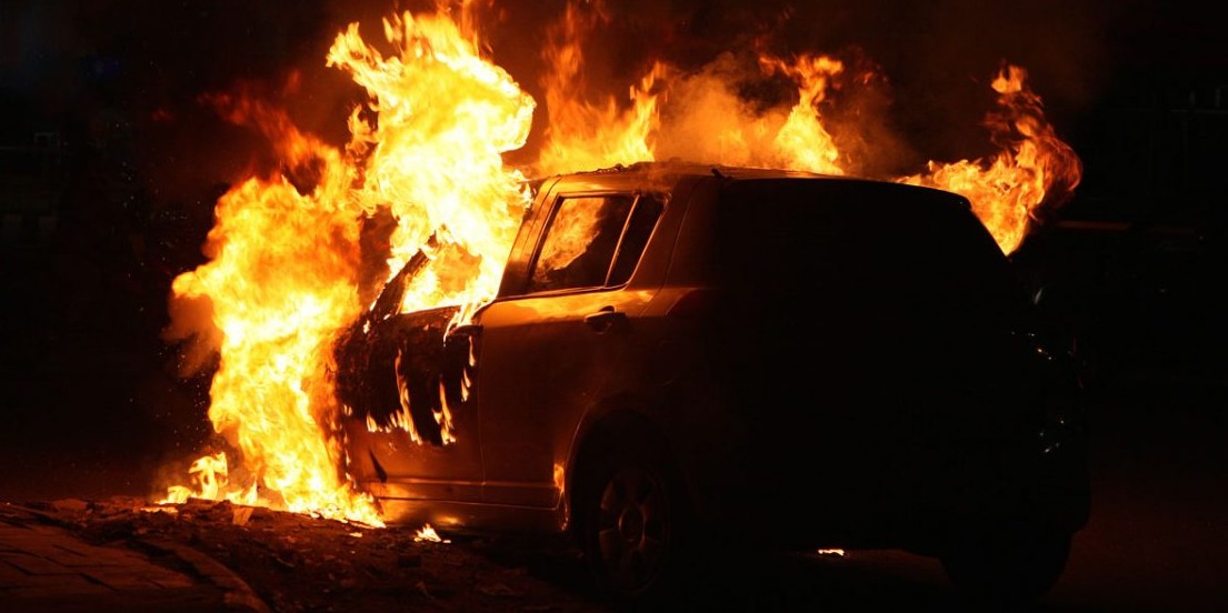 Tυλίχτηκε στις φλόγες όχημα στη Λεμεσό - Προκλήθηκαν εκτεταμένες ζημιές  
