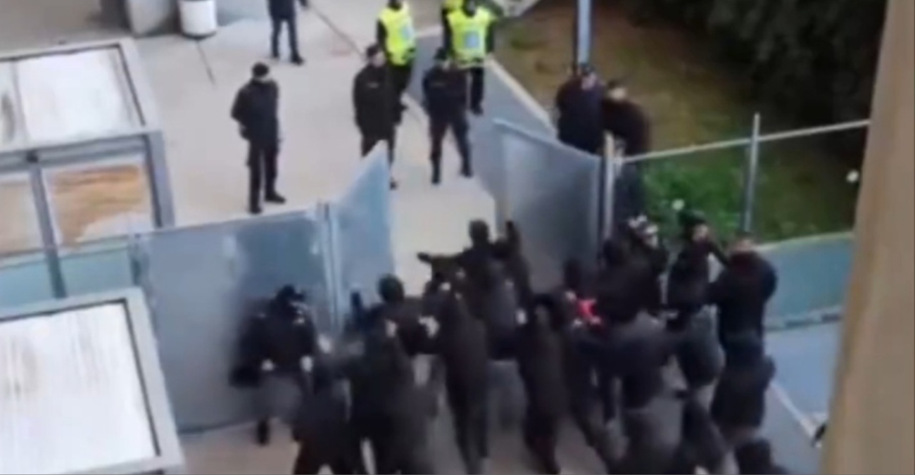 ΒΙΝΤΕΟ: Ένταση μετά τη νέα ήττα, με οπαδούς να εισβάλλουν στα επίσημα και παρέμβαση αστυνομίας