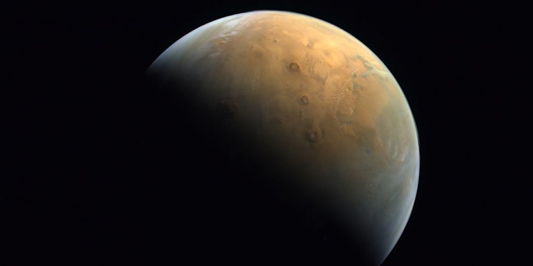 Το διαστημικό σκάφος Hope έστειλε την πρώτη του φωτογραφία από τον πλανήτη Άρη [εικόνα]
