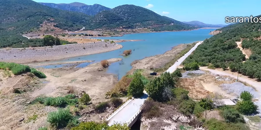 ΚΡΗΤΗ: Καρέ καρέ η στιγμή που φίδι προσπαθεί να φάει χρυσόψαρο στην Κρήτη –VIDEO