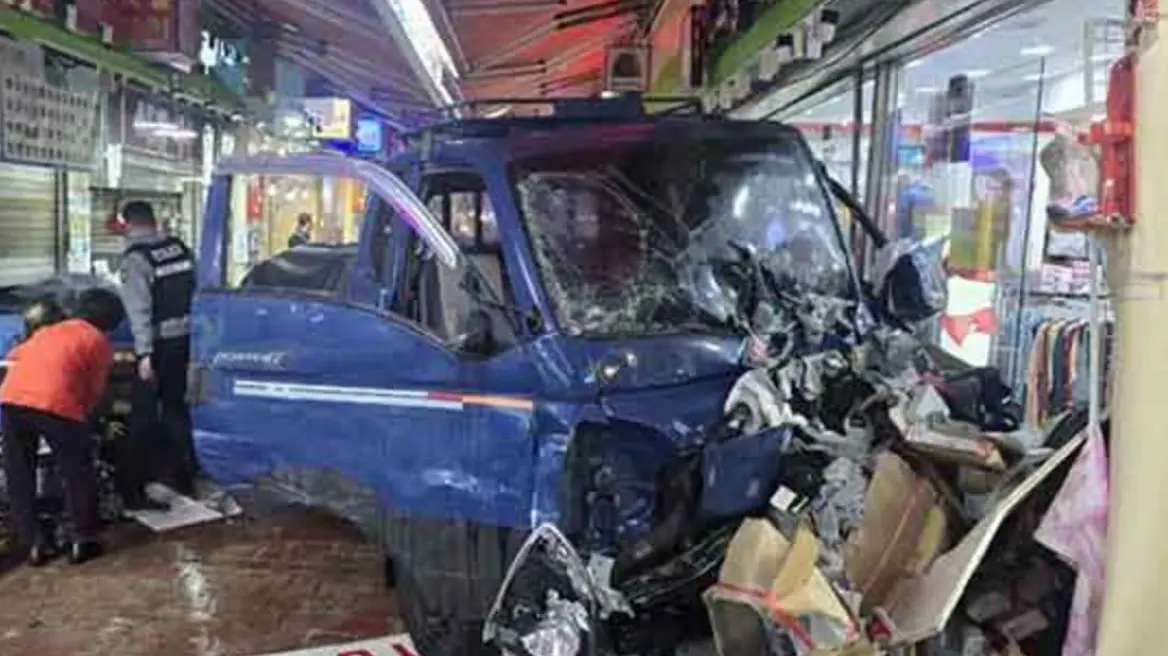 Φορτηγάκι έπεσε σε αγορά στη Νότια Κορέα - 20 οι τραυματίες - Οι δύο δεν έχουν τις αισθήσεις τους