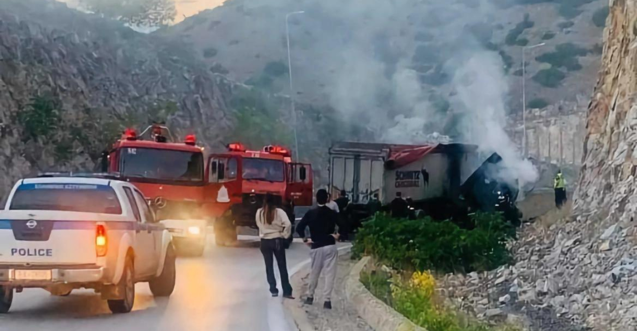 Θανατηφόρο τροχαίο στην Ελλάδα: Νταλίκα εξετράπη κι έπεσε σε βράχο, νεκρός ο οδηγός – Βίντεο