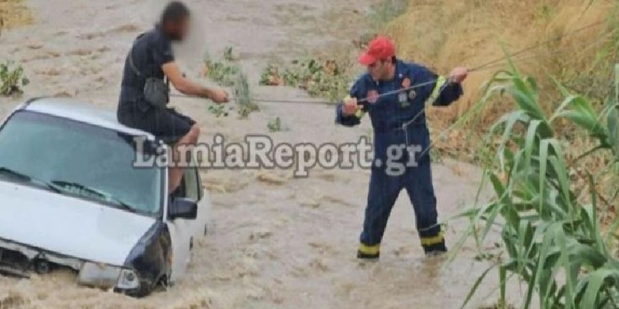 Μετά τις πυρκαγιές... πλημμύρες: Όχημα στη Λαμία παρασύρθηκε από χείμαρρο - Δείτε βίντεο από την επιχείρηση διάσωσης