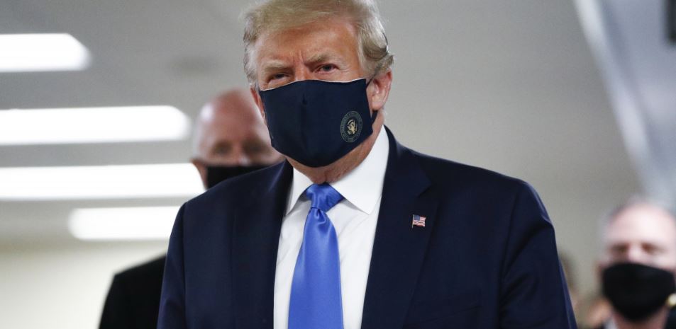 Για πρώτη φορά, ο Τραμπ φόρεσε προστατευτική μάσκα δημόσια  