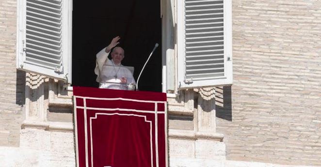 Ο Πάπας φόρεσε μάσκα για πρώτη φορά σε δημόσια εκδήλωση