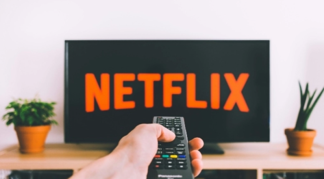 Netflix: Η νέα σειρά του που κάνει τα οικογενειακά δράματα να μοιάζουν με μία απλή... βόλτα