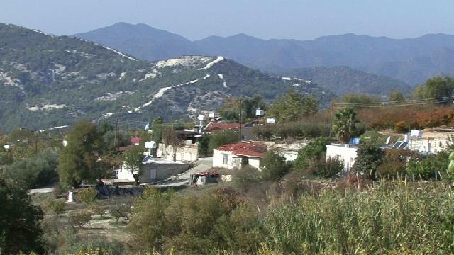Ορεινό χωριό στην Κύπρο με 40 κάτοικους δίνει αγώνα επιβίωσης - Στάζουν νερά στο ιατρικό κέντρο - Λιγοστό το νερό που τους δίνουν