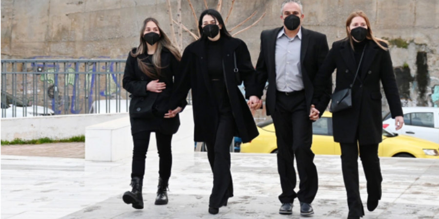 Εικόνα-μήνυμα η είσοδος του θύματος και της οικογένειας της στο Δικαστήριο Αθηνών - Μπήκαν πιασμένοι χέρι χέρι - ΦΩΤΟΓΡΑΦΙΕΣ