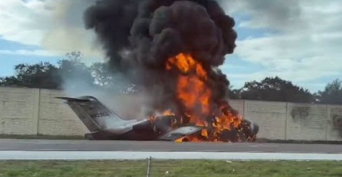 Συντριβή αεροσκάφους σε αυτοκινητόδρομο στη Φλόριντα - Συγκρούστηκε με όχημα και τυλίχθηκε στις φλόγες - Δύο νεκροί