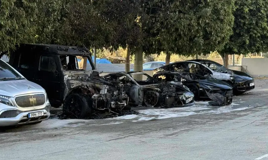 Εμπρησμός οχημάτων: Βίντεο στα χέρια των Αρχών - Κατέγραψε τον εμπρηστή - «Όλα τα ενδεχόμενα διερευνώνται»