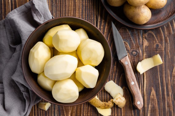 Το μυστικό που θα αλλάξει για πάντα τον τρόπο που καθαρίζεις πατάτες