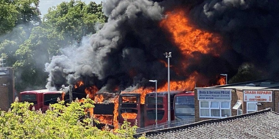 Συναγερμός στο Λονδίνο: Δείτε βίντεο από ισχυρή έκρηξη σε γκαράζ λεωφορείων