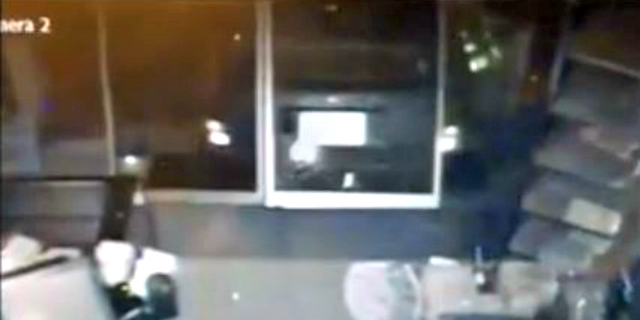 ΛΕΜΕΣΟΣ: Καρέ - καρέ η «βουτιά» με όχημα σε φούρνο - Τους έμεινε ο κόπος των διαρρηκτών - VIDEO 