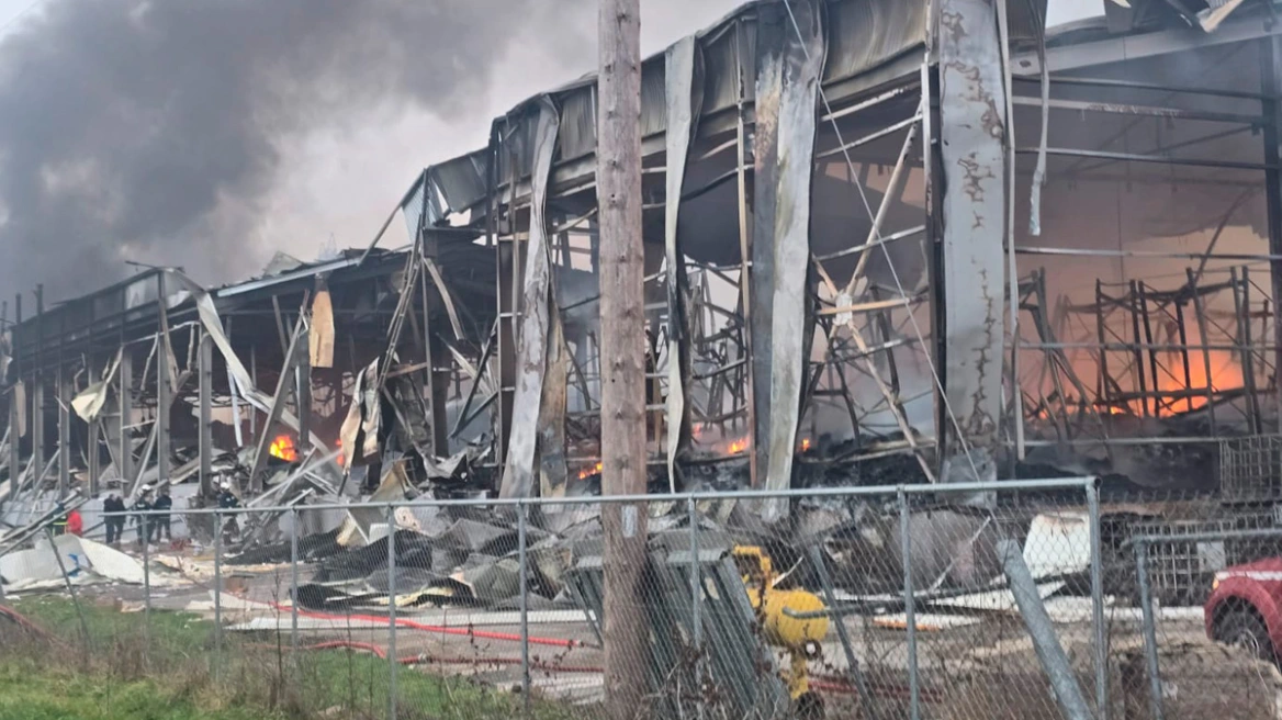 Εντοπίστηκαν τέσσερις σοροί γυναικών μετά την έκρηξη στο εργοστάσιο της Βιολάντα στα Τρίκαλα, αγνοείται άλλη μία εργαζόμενη