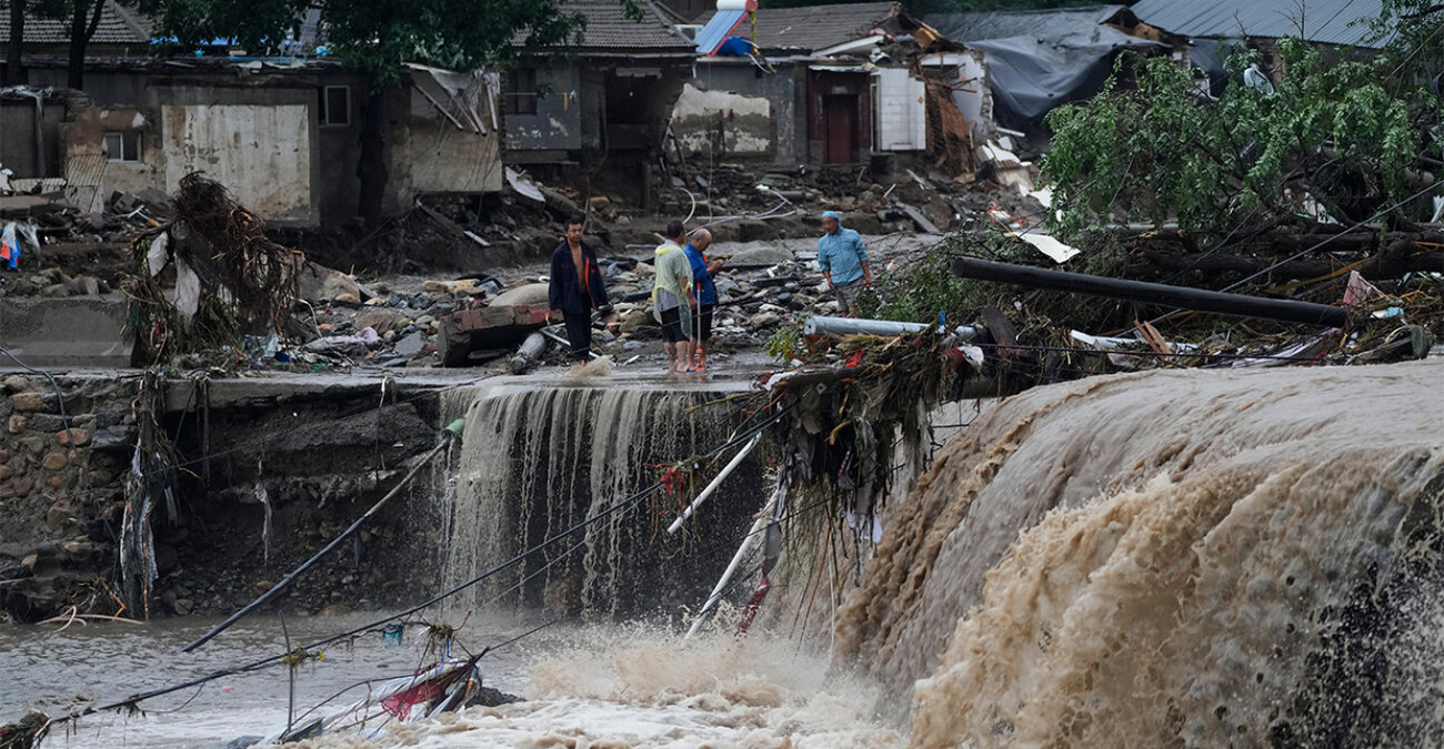 Ιστορική βροχόπτωση στο Πεκίνο: «Βουνά» σκουπιδιών και συντρίμμια πλέουν στο νερό - Δείτε βίντεο και φωτογραφίες