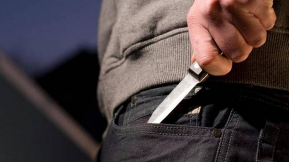 Φόρεσε χειροπέδες ο 58χρονος που τραυμάτισε με μαχαίρι 34χρονο - Εντόπισαν ναρκωτικά στο όχημά του 