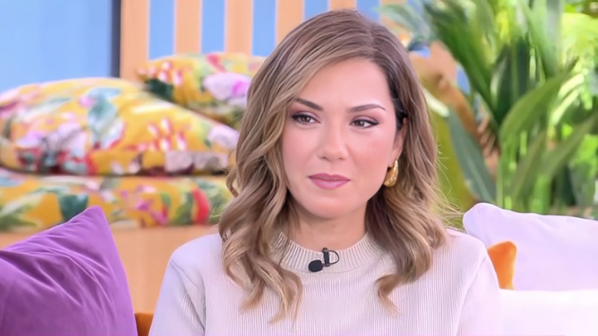 Η Λασκαράκη εξήγησε πώς μίλησε στην κόρη της για τον Σουλτάτο: Μετά τον έναν χρόνο σχέσης της είπα ότι θα μείνουμε όλοι μαζί