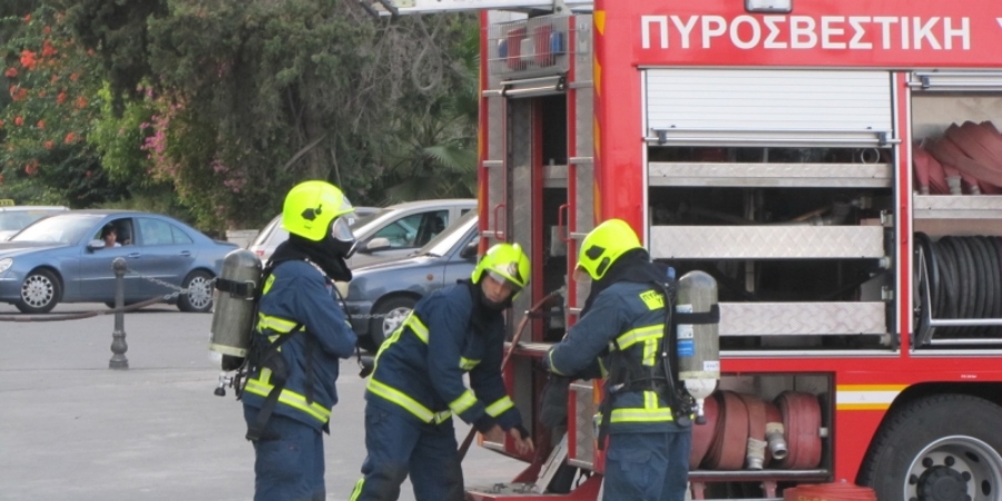 ΕΠ. ΛΑΡΝΑΚΑΣ: Όχημα τυλίχθηκε στις φλόγες – Υπήρχαν μέσα επιβάτες 