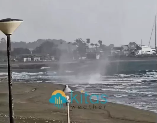 VIDEO: Υδροστρόβιλος κοντά σε ξενοδοχείο στη Λεμεσό - Βγήκε στη στεριά
