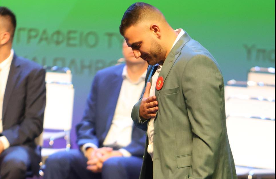 VIDEO: «Θα αφήνω το κοστούμι του βουλευτή κάτω από τη σκηνή» - Συνεχίζει ακάθεκτος το τσιάττισμα ο Εφραίμ Χρίστου
