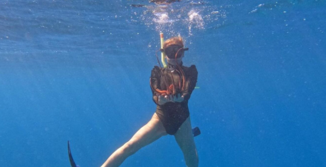 Γνωστή ηθοποιός φωτογραφήθηκε στον βυθό της θάλασσας με ένα χταπόδι