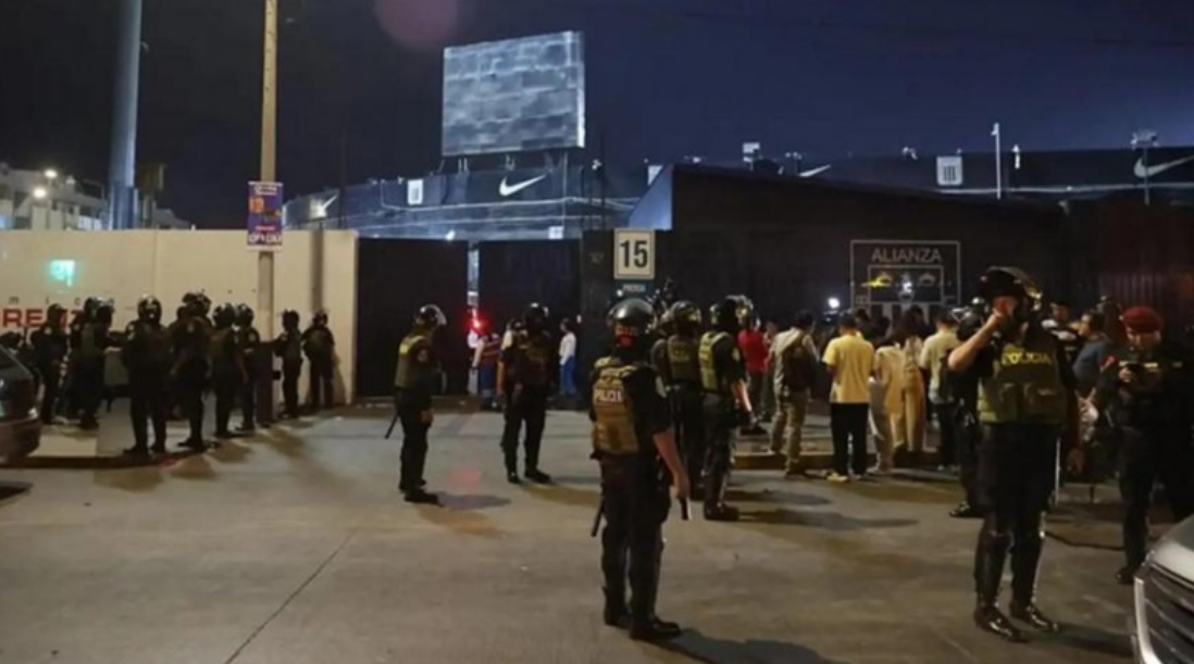 VIDEO: Ανείπωτη τραγωδία πριν την έναρξη ποδοσφαιρικού αγώνα - Ένας νεκρός και δεκάδες τραυματίες