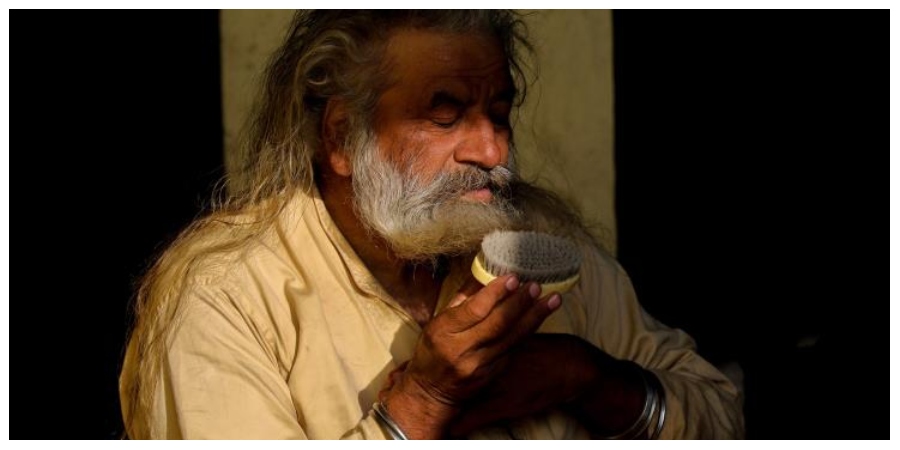 Ινδοί χωρικοί προσεύχονται στη 'θεά κορώνα' για να τους απαλλάξει από τον κορωνοϊό