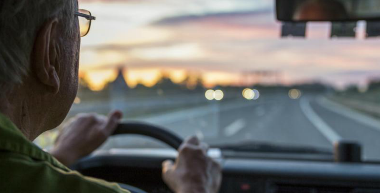 Βίντεο: Οργή από ηλικιωμένους για τα ασφάλιστρα από «χρυσάφι» - «Ηλιακιακός ρατσισμός» - Τι βλέπει το νομοσχέδιο και πότε πάει Βουλή