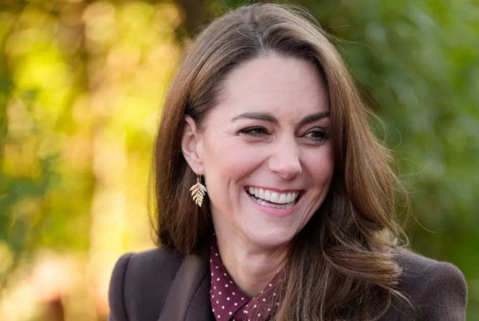 «Βασιλικό» ρούχο: Η Κέιτ Μίντλετον παρουσίασε το πρώτο παλτό που σχεδίασε - Με σκωτσέζικο brand και στιλ - Δείτε φωτογραφίες