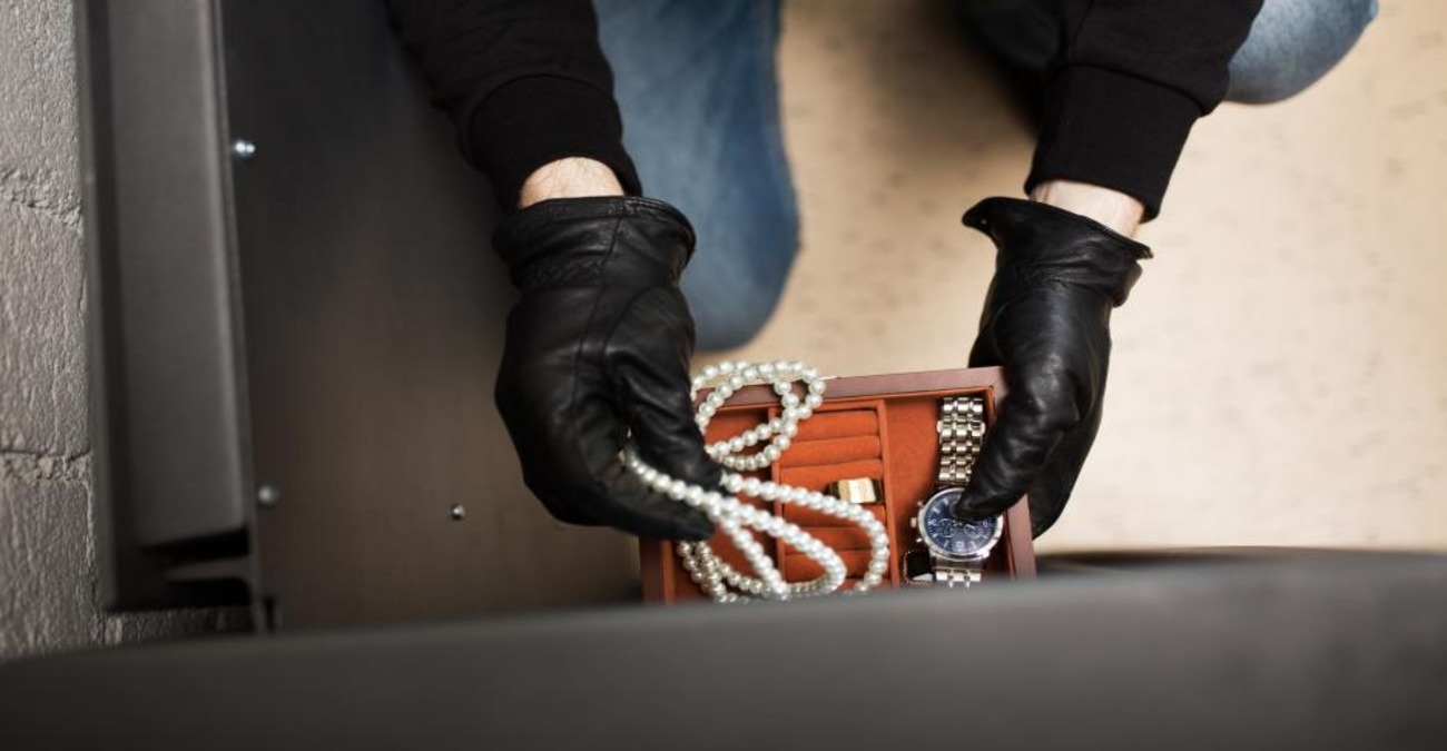 Μπήκαν «κύριοι» σε οίκια, έκλεψαν κοσμήματα και επιχείρησαν να τα πουλήσουν - Χειροπέδες σε 20χρονο, καταζητείται 35χρονος