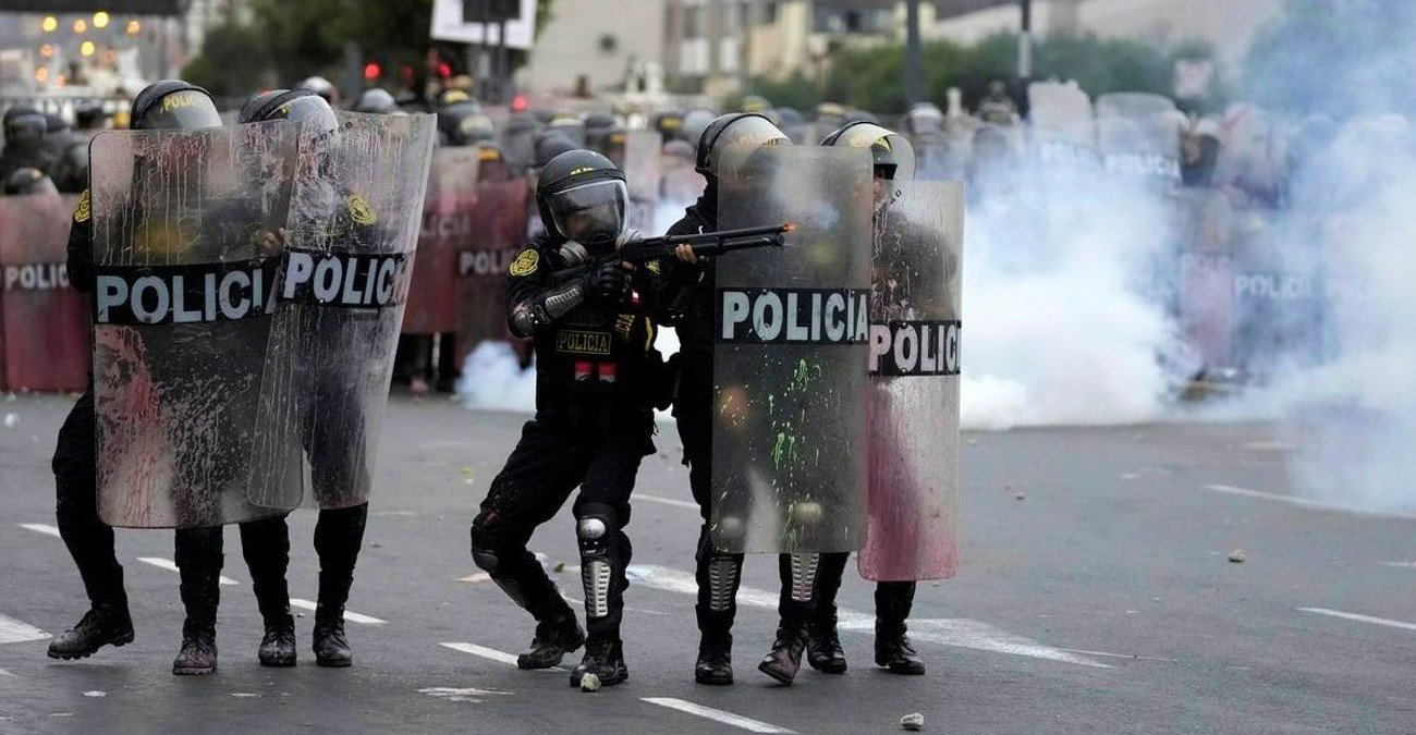 «Πεδία μάχης» οι δρόμοι στο Περού - Τουλάχιστον 48 νεκροί στις ταραχές - Ζητούν εκλογές - Βίντεο