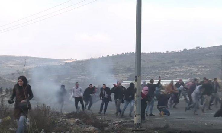 Ισραηλινοί μεταμφιεσμένοι σε Παλαιστινίους τράβηξαν όπλα εν μέσω διαδήλωσης - VIDEO