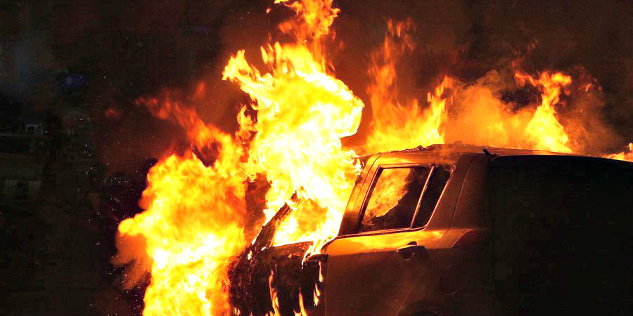 Στο κελί 23χρονος για φωτιά σε δύο οχήματα στη Λακατάμια