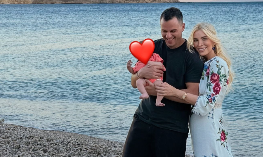 Καινούργιου–Κουτσουμπής: Στη Μύκονο με την κόρη τους! Η απίθανη θέα και η τούρτα με τη φωτογραφία τους