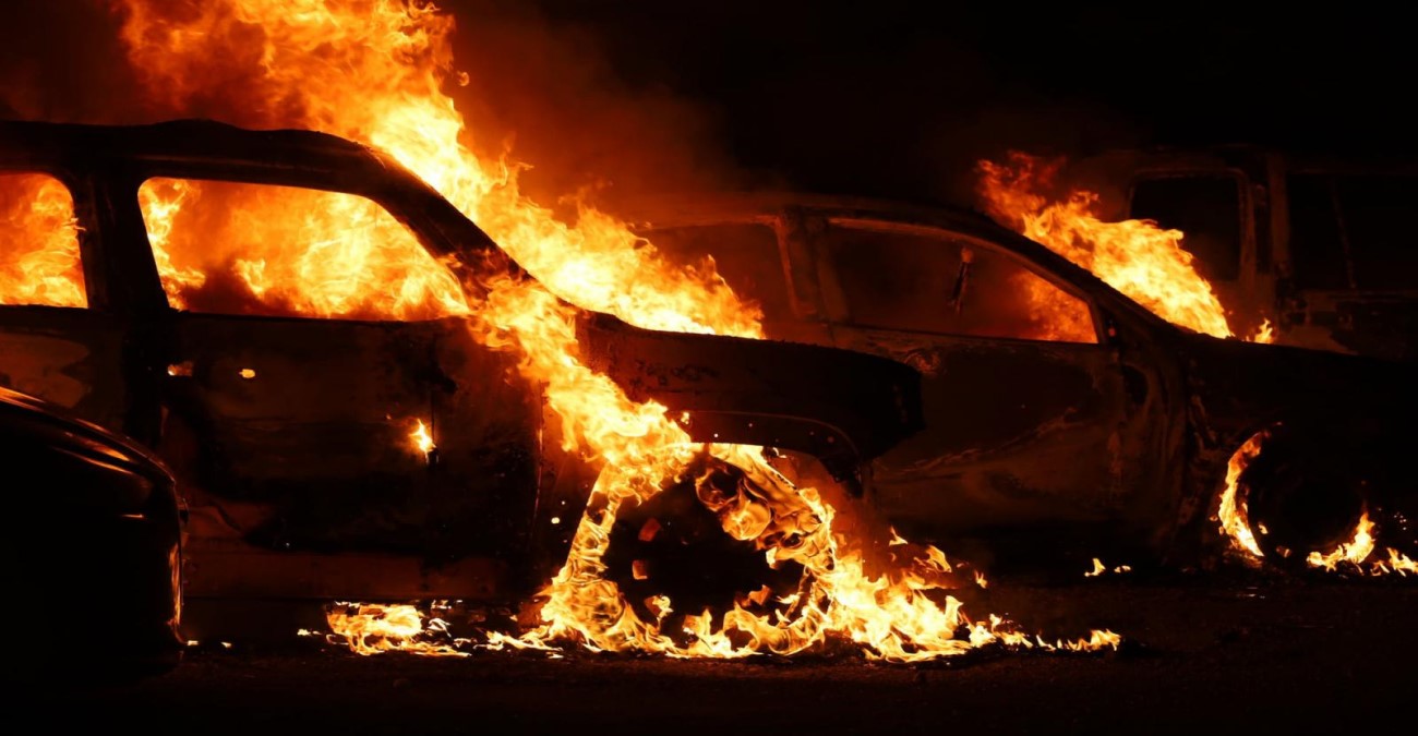 «Στάχτη και μπούρμπερη» οχήματα σε γκαράζ – Άγνωστος τα περιέλουσε με πετρέλαιο και τα έκαψε - Βίντεο
