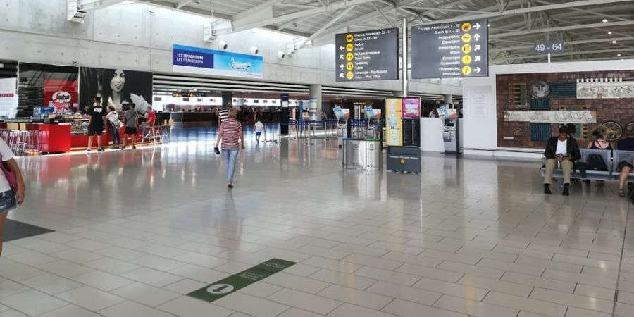 ΛΑΡΝΑΚΑ: Έκρυψε τα παράνομα στον πάγκο του αεροδρομίου – Τον «έδωσε» ο πράκτορας