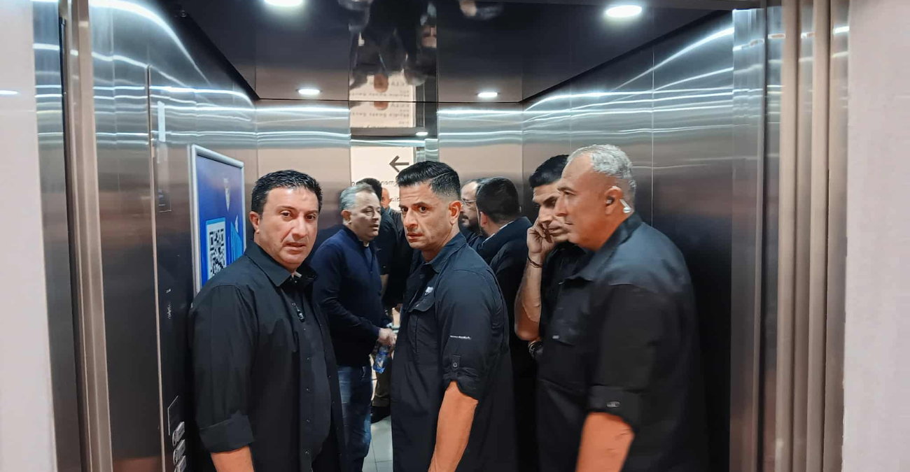 ΠτΔ: Είδε... Παφάρα και το καταχάρηκε - ΦΩΤΟΓΡΑΦΙΑ στο ασανσέρ!