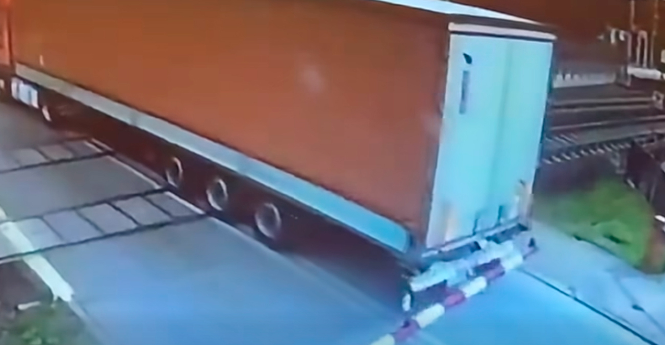 Είχαν Άγιο! Σοκαριστικό ατύχημα: Η στιγμή που τρένο σαρώνει φορτηγό στην Πολωνία (VIDEO)