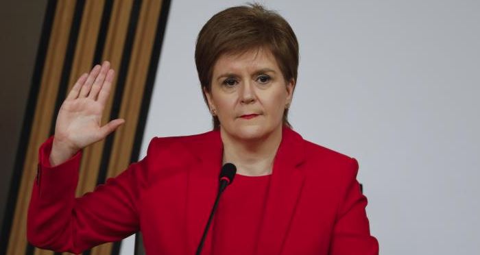 Φωνές για παραίτηση της Πρωθυπουργού Στέρτζιον στη Σκωτία μετά από διαμάχη με τον προκάτοχό της