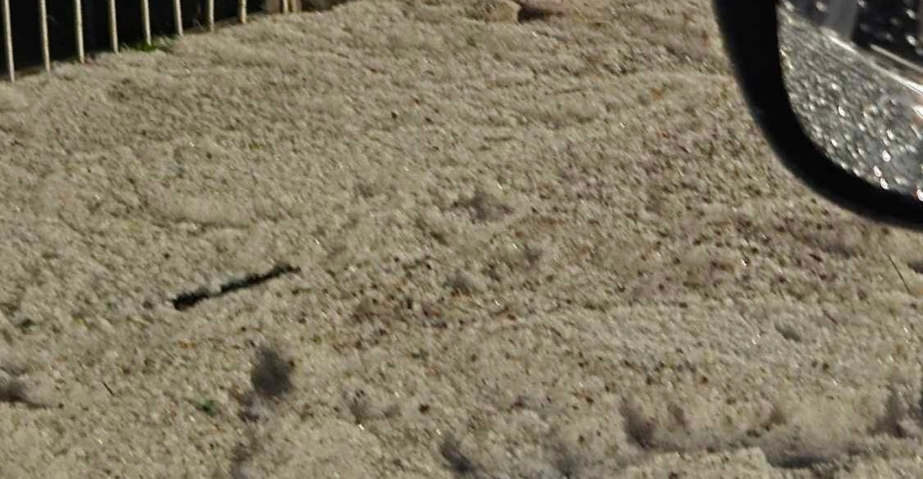 Video: Άσπρισαν οι δρόμοι σε διάφορες περιοχές - Η καταιγίδα έφερε χαλάζι 