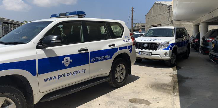 Εντόπισαν γυναίκα που διέμενε παράνομα στην Κύπρο - Παρουσίασε ταυτότητα άλλου κράτους και φόρεσε χειροπέδες 