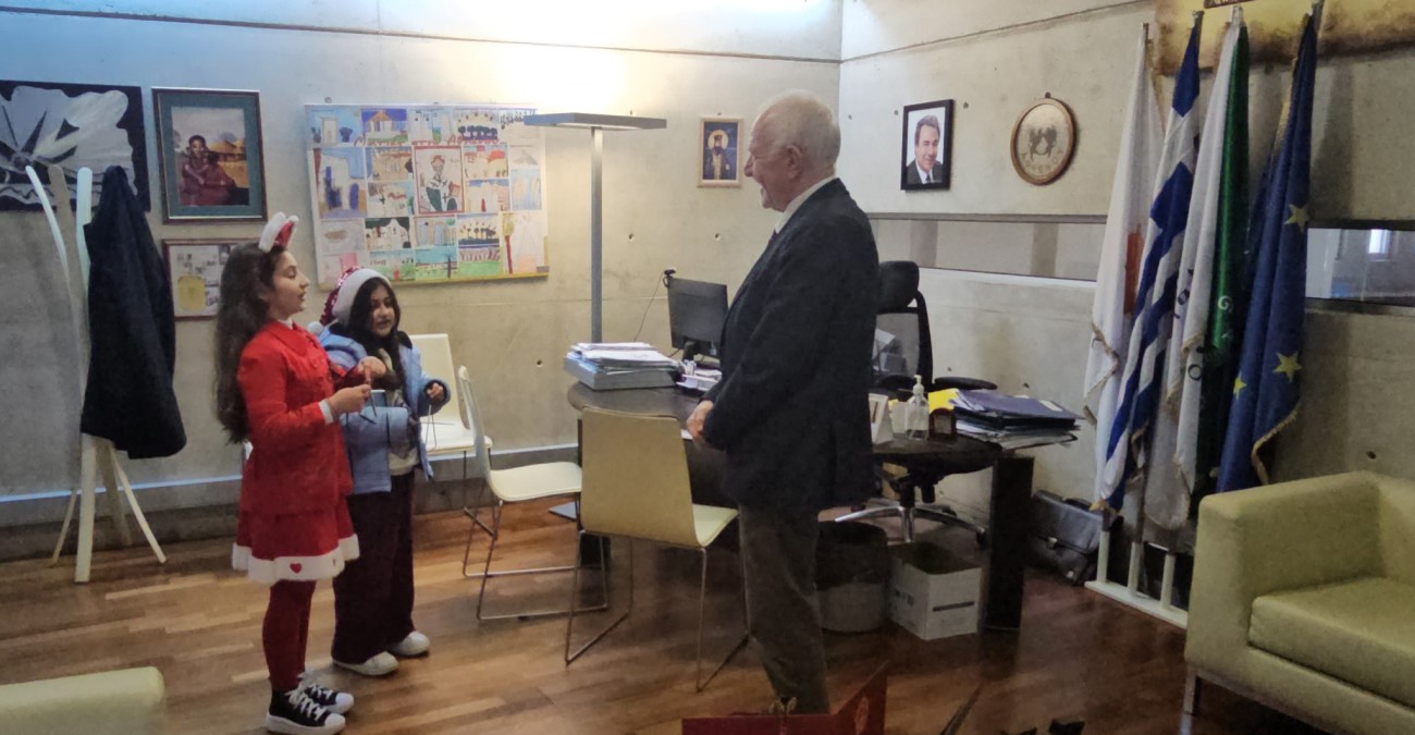 Συγκινητικό: Μαθήτριες είπαν τα κάλαντα συνεισφέροντας για όσους έχουν ανάγκη στον Δήμο Αθηένου - Το ποσό που μάζεψαν