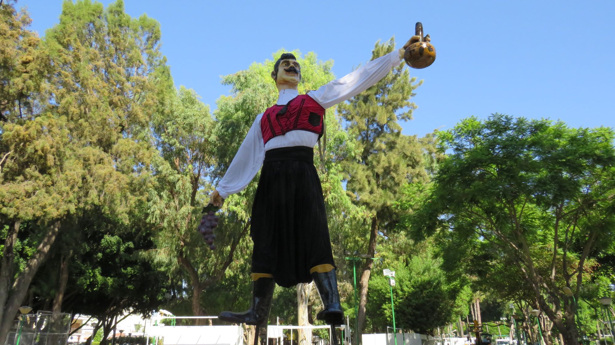 Πήρε τη θέση του ο «Βρακάς» - Αντίστροφη μέτρηση για τη Γιορτή του Κρασιού στη Λεμεσό – Δείτε φωτογραφίες