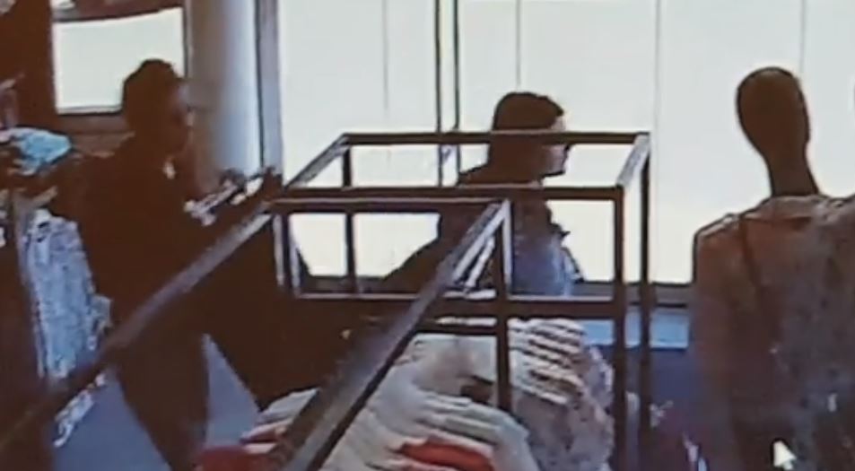 ΠΑΡΑΛΙΜΝΙ: Θρασύτατη πελάτισσα κλέβει άλλη μέσα σε κατάστημα– VIDEO