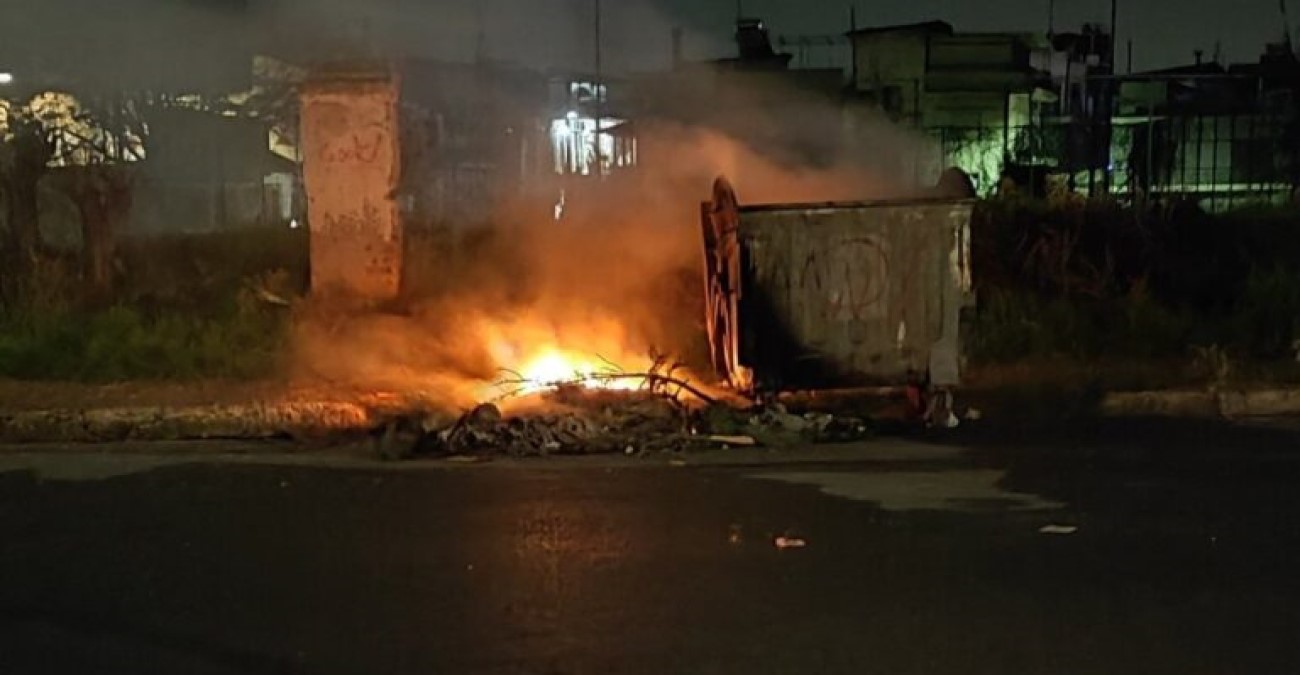 Πάτρα: Επιτέθηκαν στους πυροσβέστες που πήγαν να σβήσουν φωτιά σε κάδο απορριμμάτων